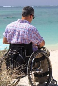 handicapé en chaise roulante à la plage