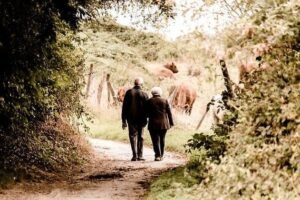 couple de retraités marchant dans la campagne